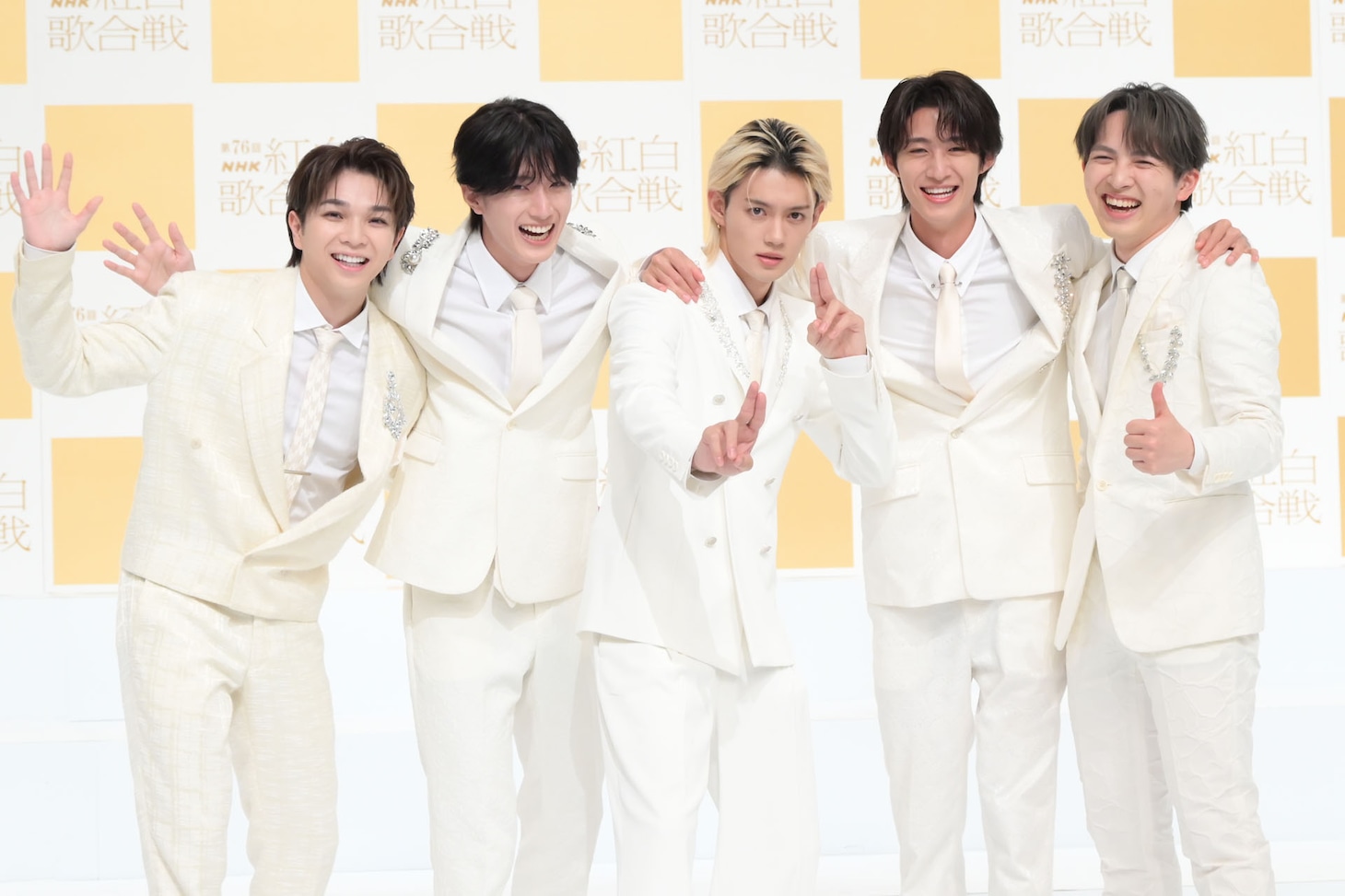 カメラに笑顔を向けるM!LK。佐野勇斗（中央）は“滅！ポーズ”を決めている。