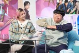 MCの佐久間大介（Snow Man）と日村勇紀（バナナマン）。 ©日本テレビ