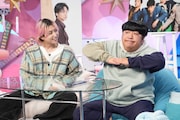 MCの佐久間大介（Snow Man）と日村勇紀（バナナマン）。 ©日本テレビ