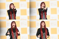 ライブ前の気合い入れを再現するアイナ・ジ・エンド。