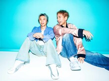 w-inds.の活動25周年を記念したアーティスト写真。左から千葉涼平、橘慶太。