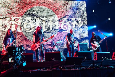 BRAHMANとJ（B / LUNA SEA）によるセッションの様子。