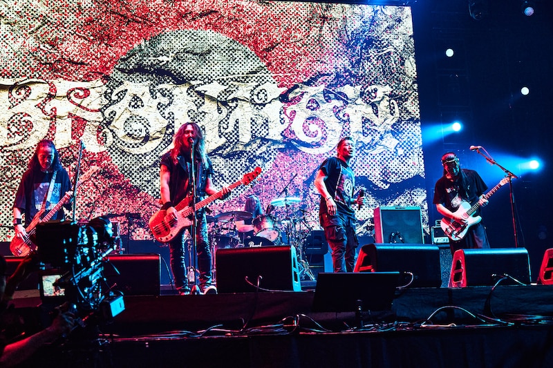 BRAHMANとJ（B / LUNA SEA）によるセッションの様子。