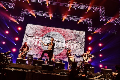 BRAHMANとSUGIZO（G, Violin / LUNA SEA）によるセッションの様子。