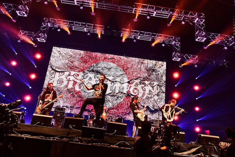 BRAHMANとSUGIZO（G, Violin / LUNA SEA）によるセッションの様子。