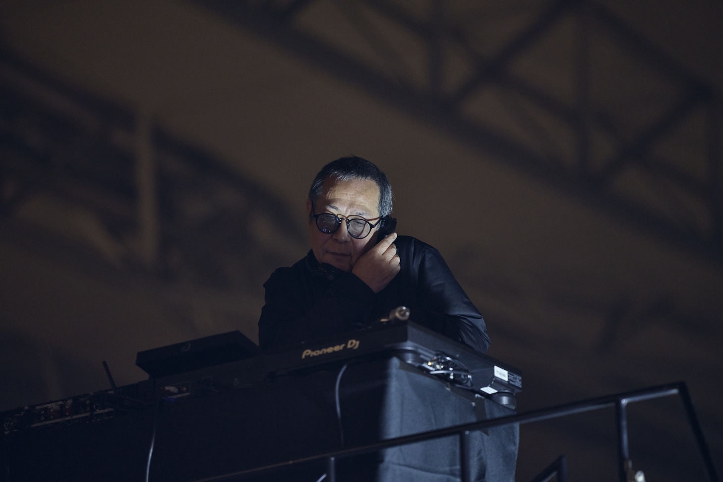 DJブースに登場したISHIKAWA。（撮影：中野修也）