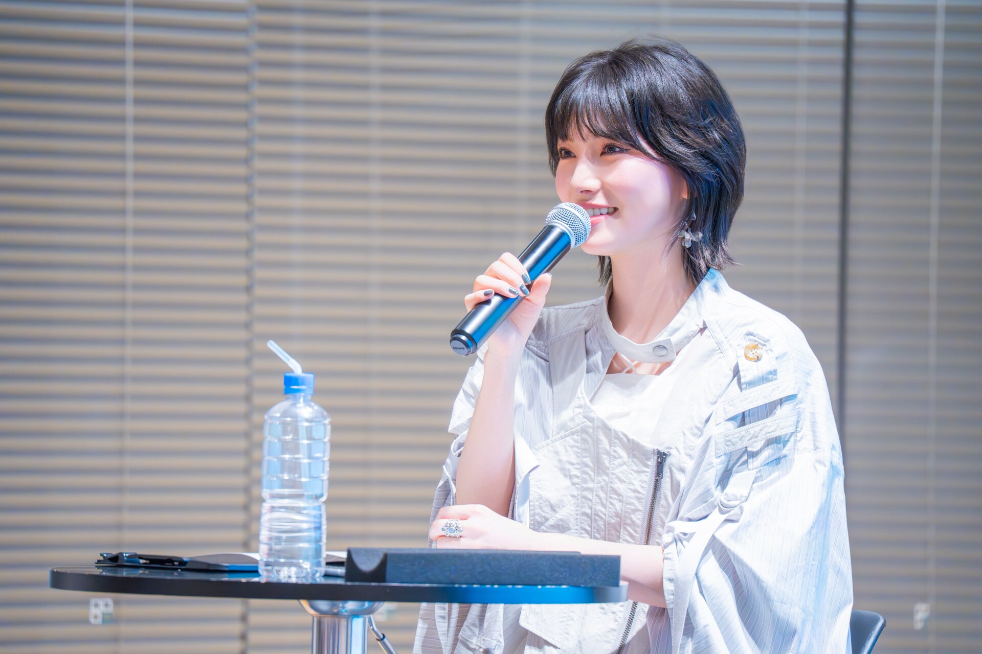 岡田奈々、3rdアルバム試聴会で制作の裏側をたっぷりと語る「音楽を