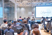 岡田奈々の3rdアルバム「Unformel」プレミアム先行試聴会イベントの様子。