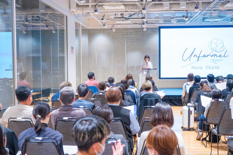 岡田奈々の3rdアルバム「Unformel」プレミアム先行試聴会イベントの様子。