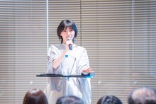 ファンの質問に答える岡田奈々。