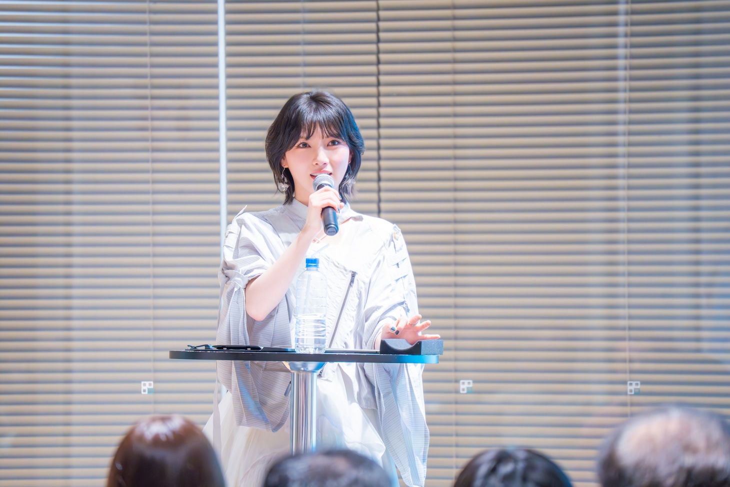 ファンの質問に答える岡田奈々。