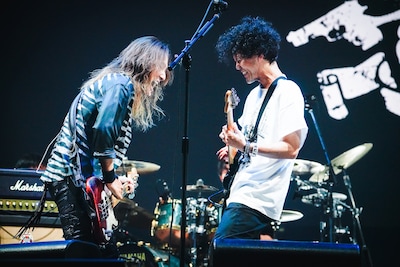 左からJ（LUNA SEA）、菅原卓郎（9mm Parabellum Bullet）。