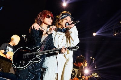 左からSUGIZO（LUNA SEA）、清春（黒夢）。