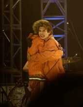 星グランマニエ（氣志團）とハグするオカモトショウ（Vo / OKAMOTO'S）。（撮影：平野タカシ）