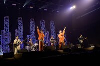 星グランマニエ（氣志團）とコラボするOKAMOTO'S。（撮影：平野タカシ）