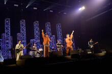 星グランマニエ（氣志團）とコラボするOKAMOTO'S。（撮影：平野タカシ）