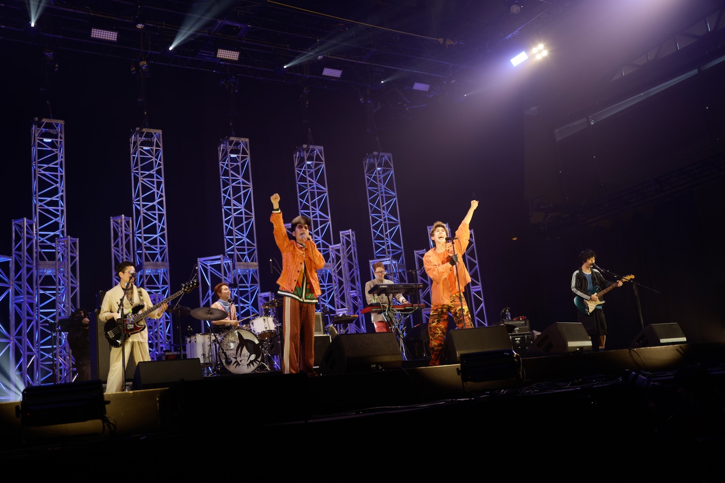 星グランマニエ（氣志團）とコラボするOKAMOTO'S。（撮影：平野タカシ）