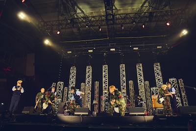 ROTTENGRAFFTYを捕まえに来た綾小路翔（氣志團）と早乙女光（氣志團）。（撮影：中野修也）