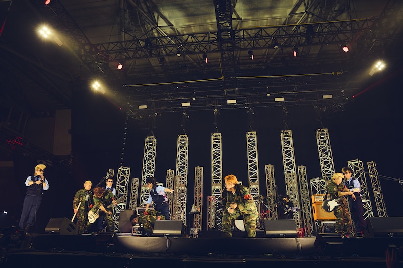 ROTTENGRAFFTYを捕まえに来た綾小路翔（氣志團）と早乙女光（氣志團）。（撮影：中野修也）