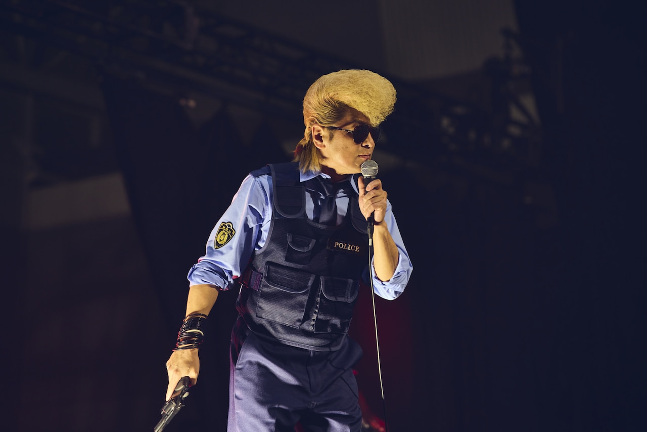 ROTTENGRAFFTYを捕まえに来た綾小路翔（氣志團）。（撮影：中野修也