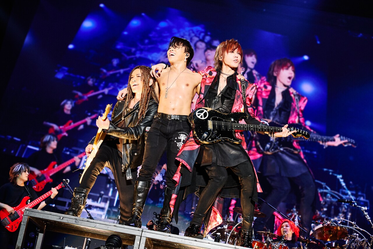 INORAN（G / LUNA SEA）、SUGIZO（G, Violin / LUNA SEA）とともに