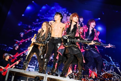 INORAN（G / LUNA SEA）、SUGIZO（G, Violin / LUNA SEA）とともにパフォーマンスをするT.M.Revolution（中央）。