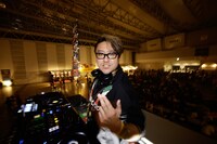 DJブースに登場した堀之内大介（Base Ball Bear）。（撮影：平野タカシ）