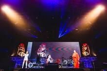 弟子の田中あいみを招き入れた細川たかし。（撮影：青木カズロー）