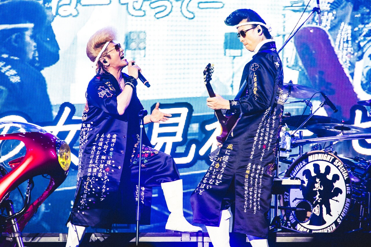 左から綾小路翔（Vo）、西園寺瞳（G /氣志團）。（撮影：青木カズロー