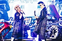 左から綾小路翔（Vo）、西園寺瞳（G /氣志團）。（撮影：青木カズロー）