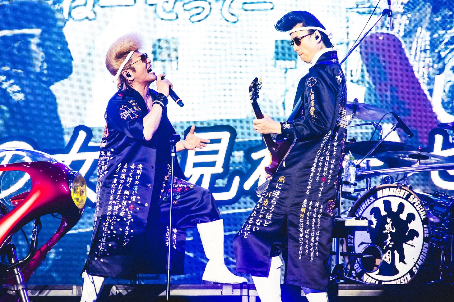 左から綾小路翔（Vo）、西園寺瞳（G /氣志團）。（撮影：青木カズロー）