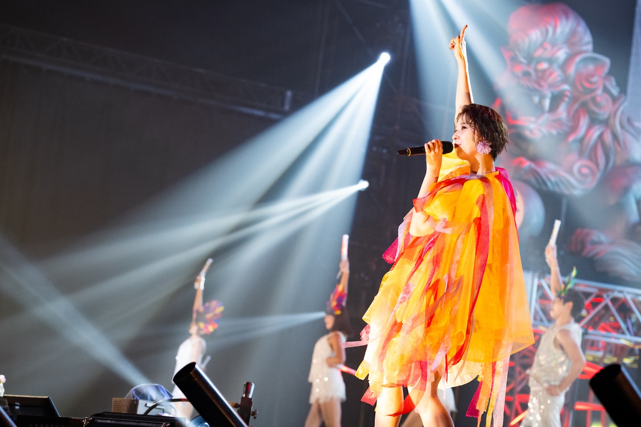 LUNATIC FEST. 2025」初日公演で「ROSIER」をパフォーマンスする LUNA