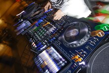 DJブースに登場したオカモトレイジ（OKAMOTO'S）。（撮影：平野タカシ）