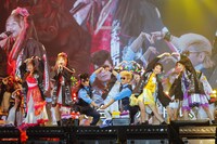 ももいろクローバーZと氣志團の綾小路翔、早乙女光。（撮影：堀内れい）