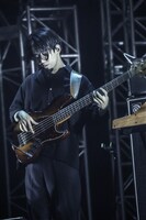 新井和輝（B / 君島大空 合奏形態）（撮影：平野タカシ）