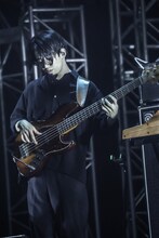 新井和輝（B / 君島大空 合奏形態）（撮影：平野タカシ）