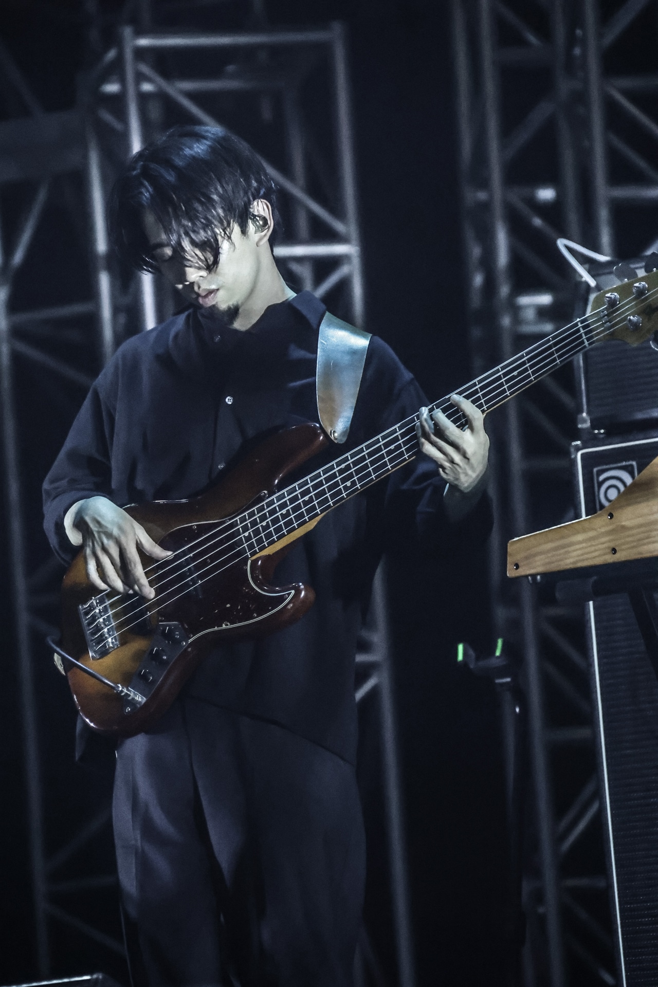 新井和輝（B / 君島大空 合奏形態）（撮影：平野タカシ）