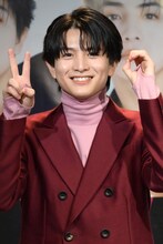 “20歳”のポーズを作る柏木悠（超特急）。