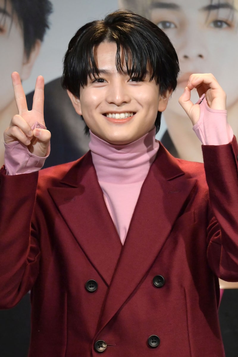 “20歳”のポーズを作る柏木悠（超特急）。