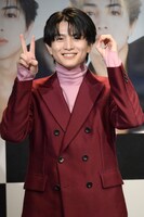 “20歳ポーズ”の柏木悠（超特急）。