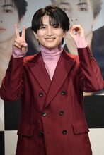 “20歳ポーズ”の柏木悠（超特急）。