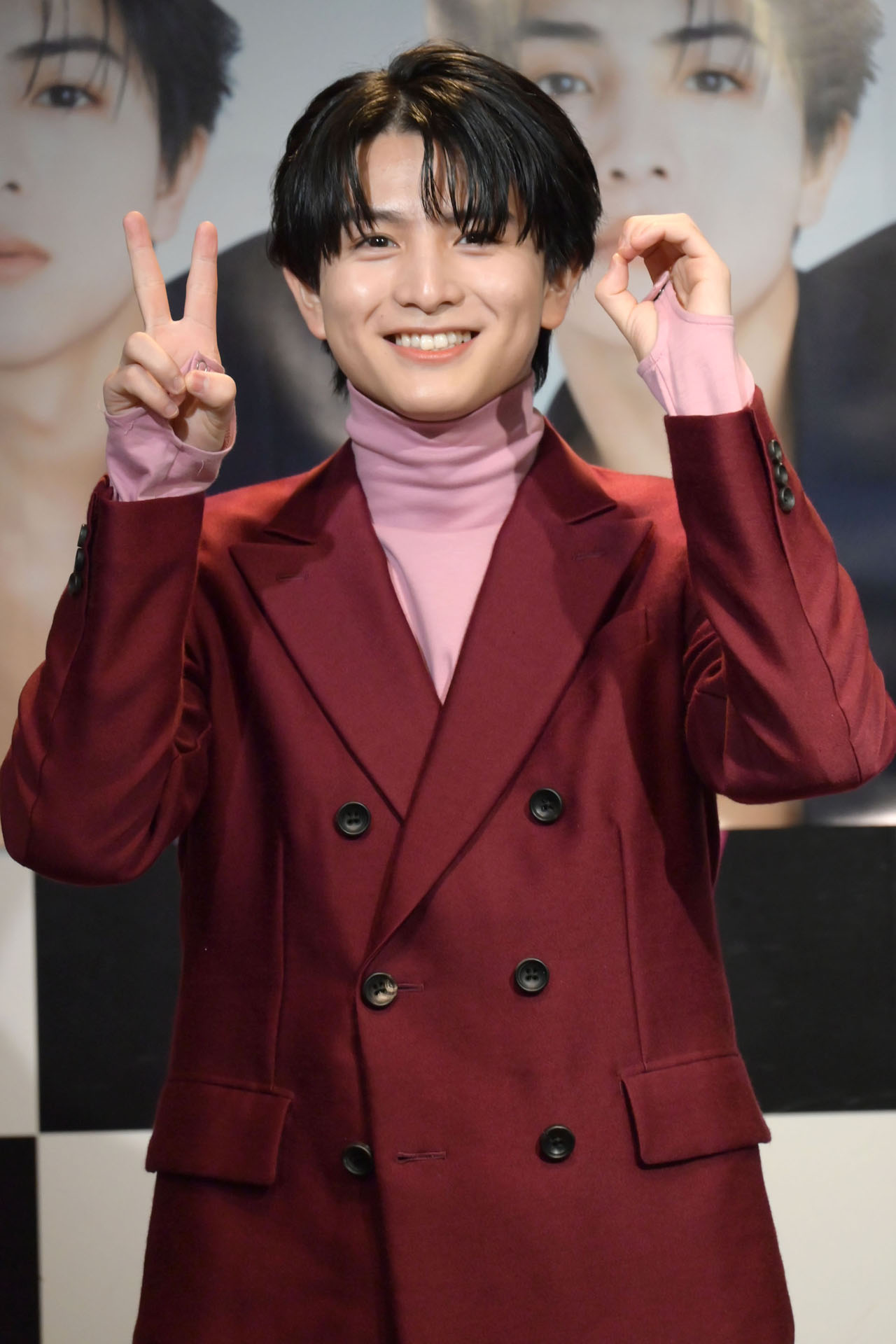 “20歳ポーズ”の柏木悠（超特急）。