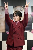 “かわいいカット”の再現をリクエストされ、両手ピースを掲げる柏木悠（超特急）。