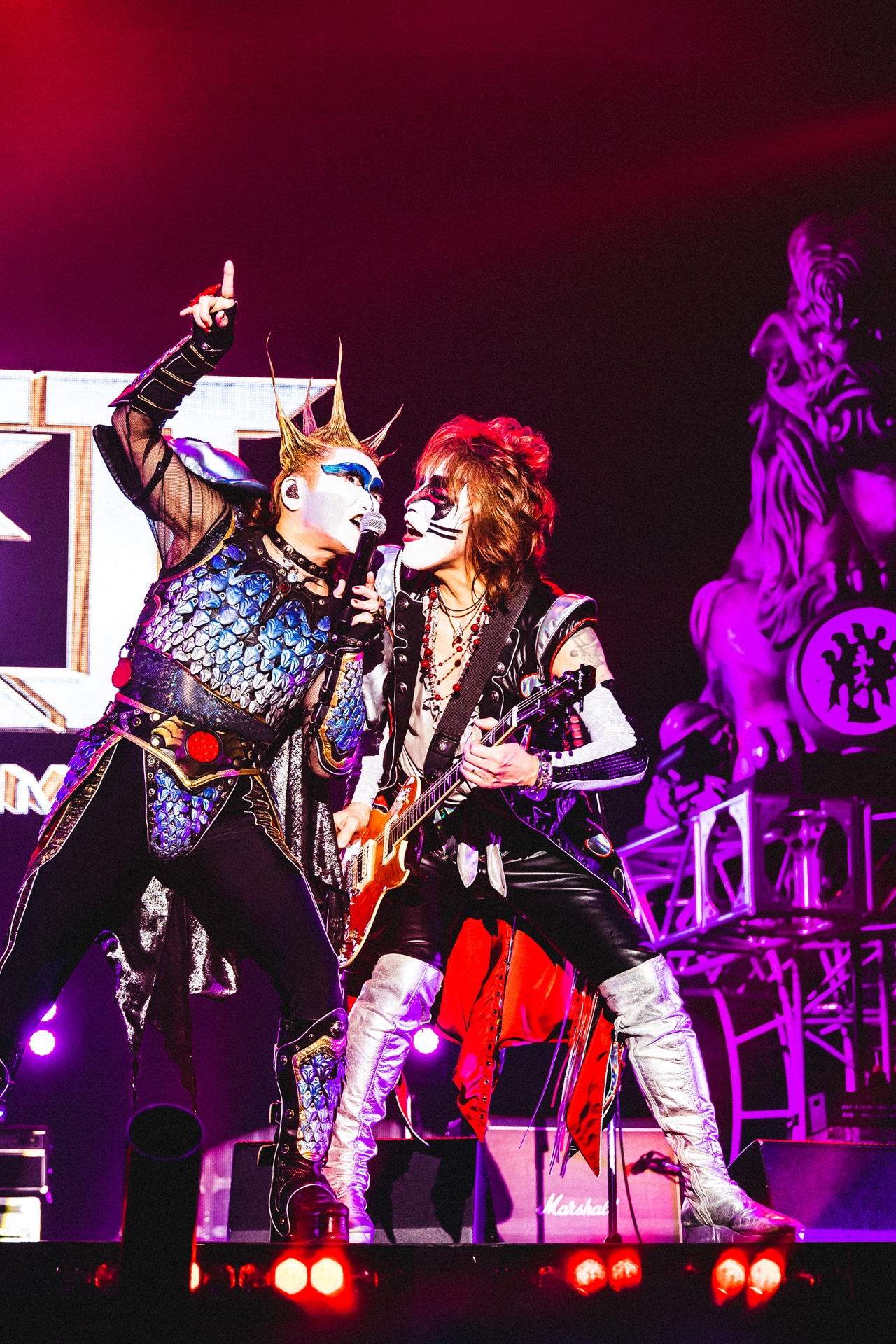 左からデーモン閣下（Vo）、ジェイル大橋代官（G / 聖飢魔II）。（撮影：青木カズロー）