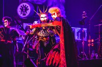 左からデーモン閣下（Vo / 聖飢魔II）、綾小路翔（Vo / 鬼死團）。（撮影：青木カズロー）