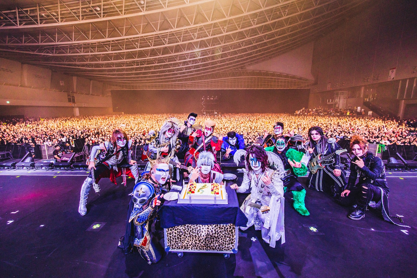 ライデン湯澤殿下（Dr）のバースデーケーキを囲む聖飢魔IIと鬼死團。（撮影：青木カズロー）