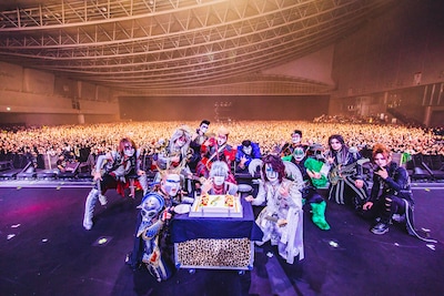 ライデン湯澤殿下（Dr）のバースデーケーキを囲む聖飢魔IIと鬼死團。（撮影：青木カズロー）