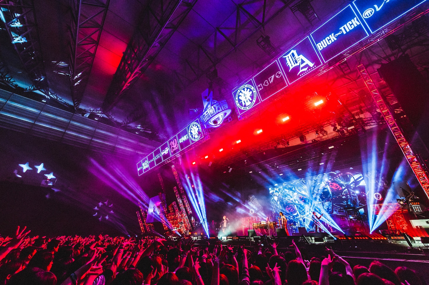 BUCK∞TICKによるライブの様子。（撮影：青木カズロー）