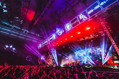 BUCK∞TICKによるライブの様子。（撮影：青木カズロー）