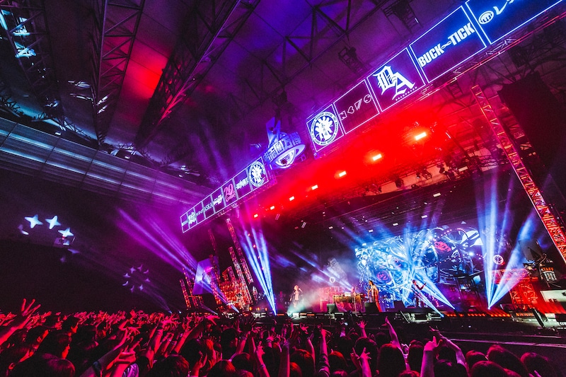 BUCK∞TICKによるライブの様子。（撮影：青木カズロー）